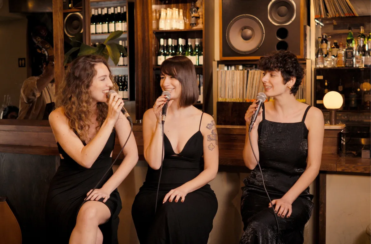 סווינג על עקבים גבוהים-טריו ג'אז נשי